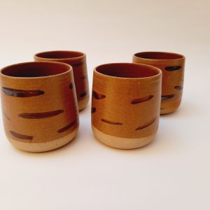 Juego de maceteros chicos café claro con rayas