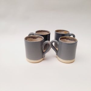 Tazas de café medianas grises